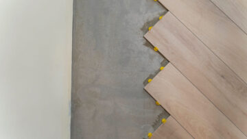 Czym są i jakie mają właściwości listwy karniszowe